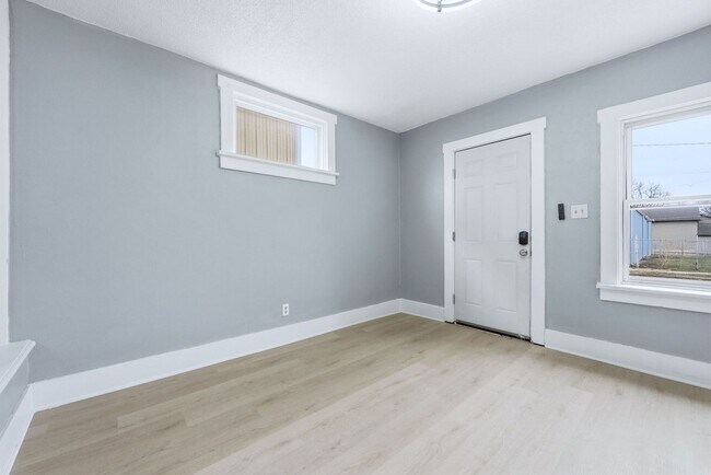 Building Photo - Three bedroom available for an immediate move in!