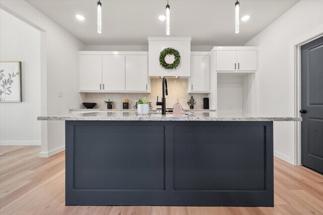 Building Photo - 1414 Farmhouse Ave