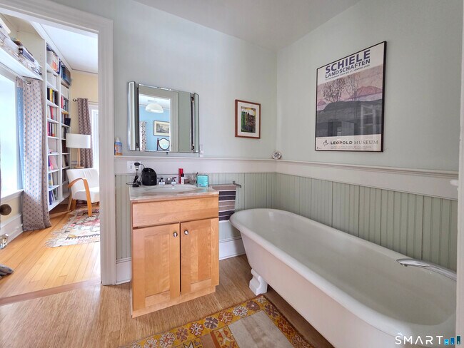 Building Photo - 82 Edgehill Rd