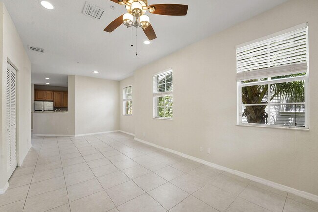 Building Photo - 128 W Royal Palm Cir