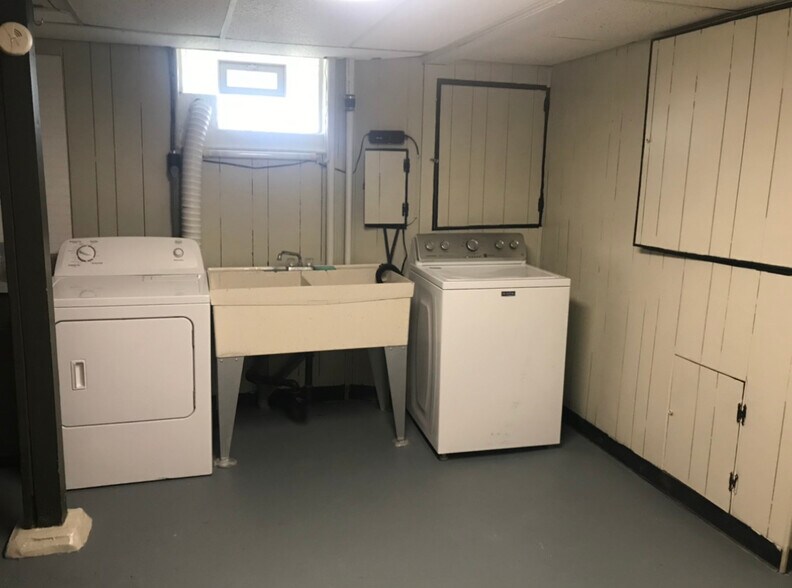 Building Photo - 225 Desdemona St