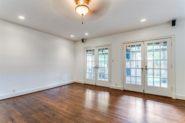 Building Photo - 4541 N Versailles Ave