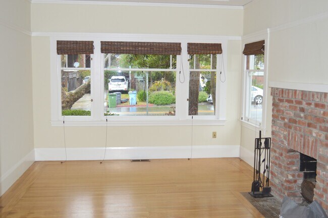 Building Photo - Ground floor unit in the Elmwood district