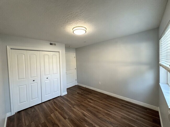 Building Photo - 3842 S Clare Dr