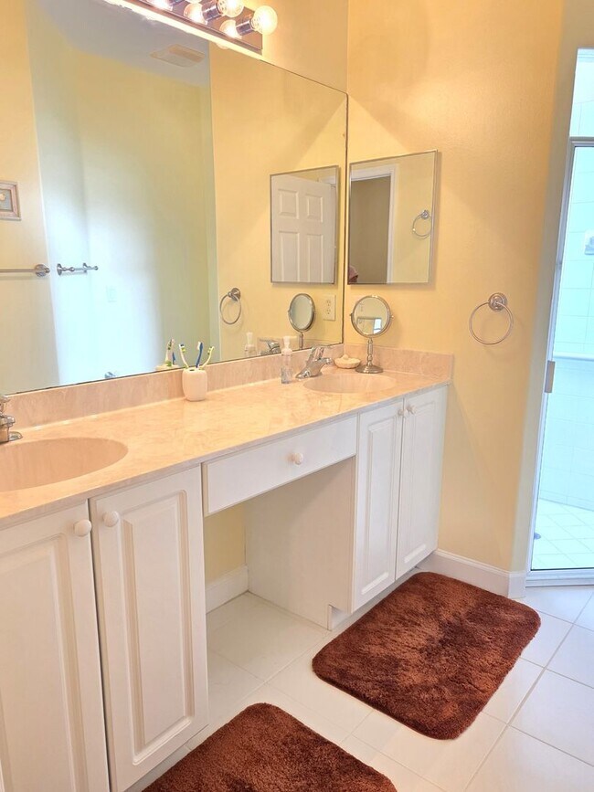 Building Photo - Beautifully Decorated Home~Turn Key~Commun...
