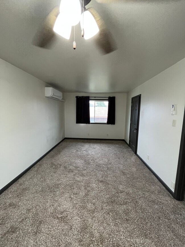 Building Photo - 545 Sandra Ln