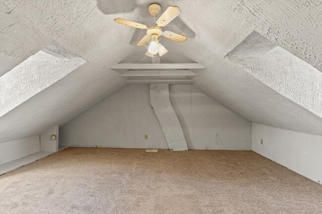 Building Photo - Bright 3 Bedroom, 1.5 Bath Home with Private Yard!