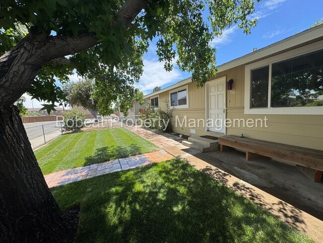 Building Photo - 700 Cottonwood Dr