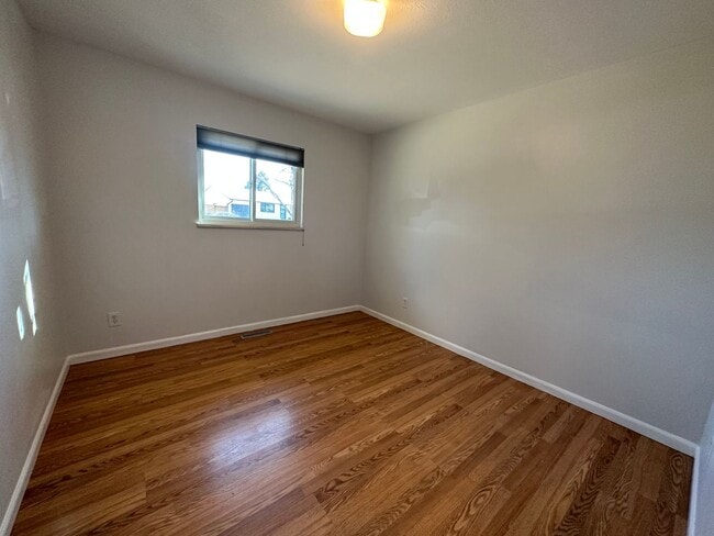 Building Photo - South Boulder Gem: 3 Bed, 2 Bath with Stunning Flatiron Views & Hardwood Flooring throughout!