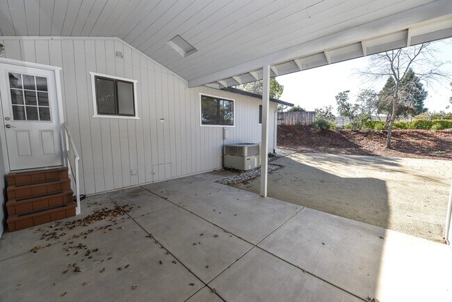 Building Photo - 2455 Knollwood Dr