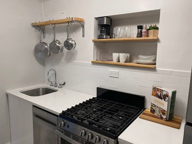 Building Photo - 1001 Hatch St