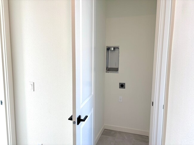 Building Photo - *MOVE-IN SPECIAL*  St. Johns New Build Townhouse - Bright and Spacious End Unit 2 Bedroom with A/...