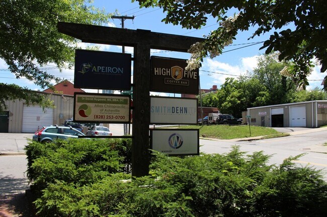 Building Photo - Downtown - Modern Condo minutes from the c...