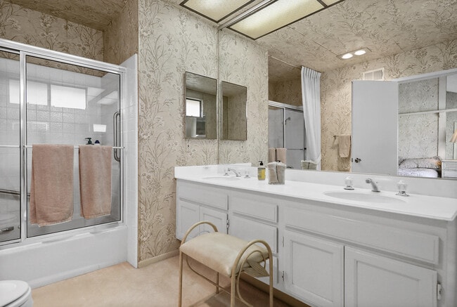 Building Photo - 175 Gran Via