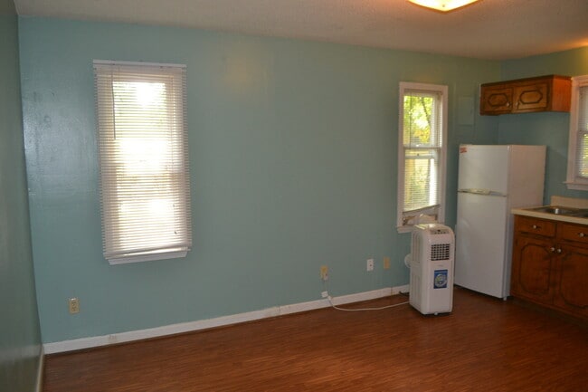 Building Photo - Adorable Studio Cottage in Central