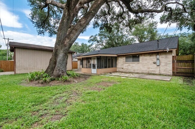 Building Photo - 5017 Oak Ct
