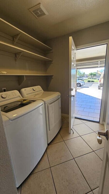 Building Photo - 711 S Roca St