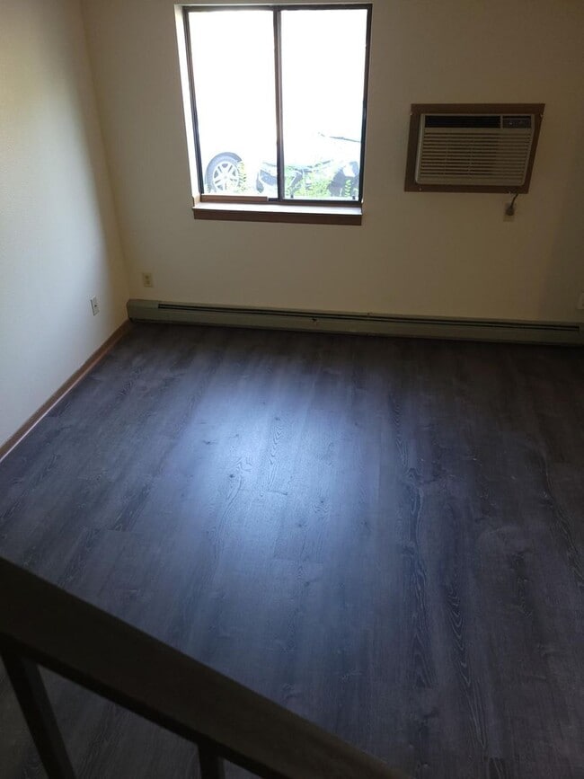 Building Photo - 5 bedroom 2 Bathroom 4 level townhome