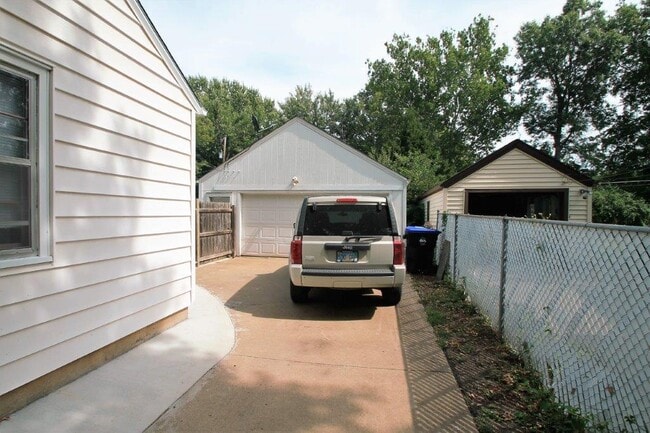 Building Photo - This 4br, 2bth home is for someone who wants way more than they pay for. SO Nice!