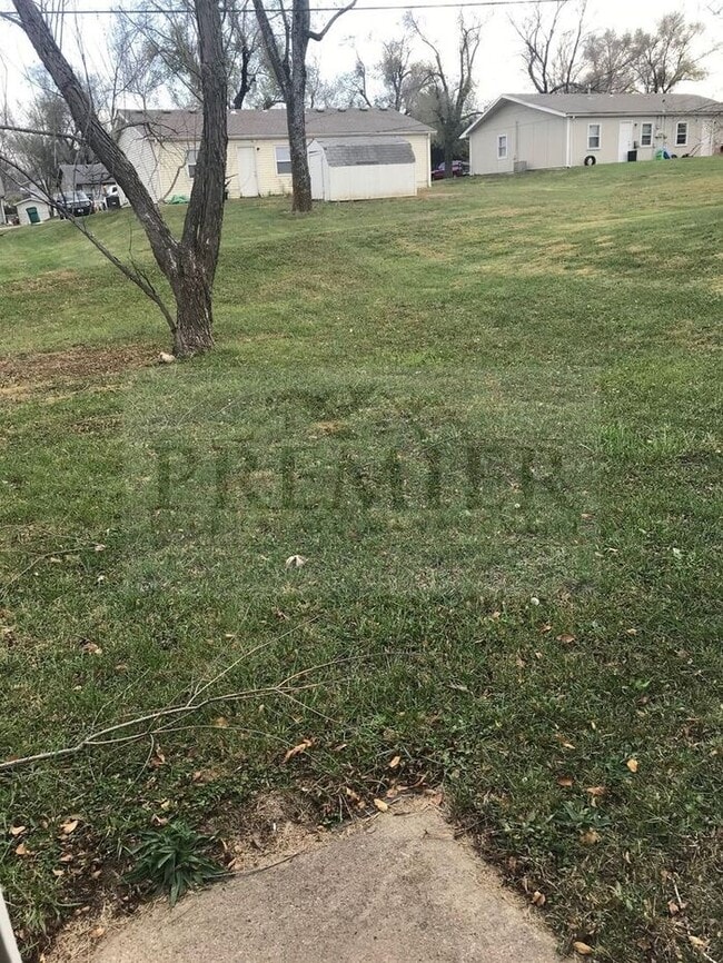 Building Photo - 2 bd/1 ba duplex 6111 E 153rd St #A, Grand...