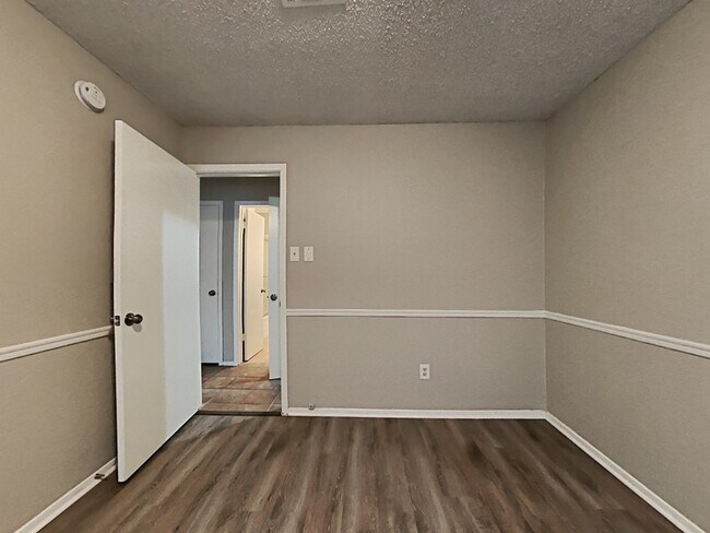 Building Photo - 3234 Old Chapel Dr