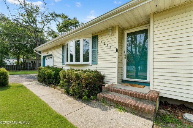 Building Photo - 1317 3rd Ave