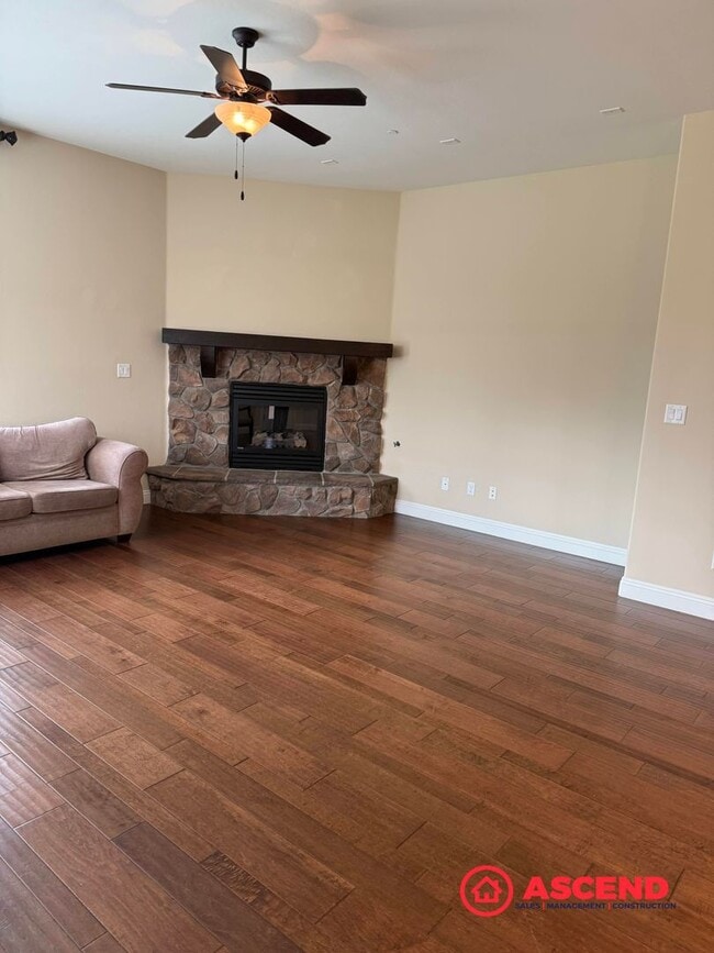 Building Photo - Stunning 4 bedroom + office in Seven Oaks!