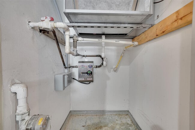 Building Photo - 2021 SE 10th Ave