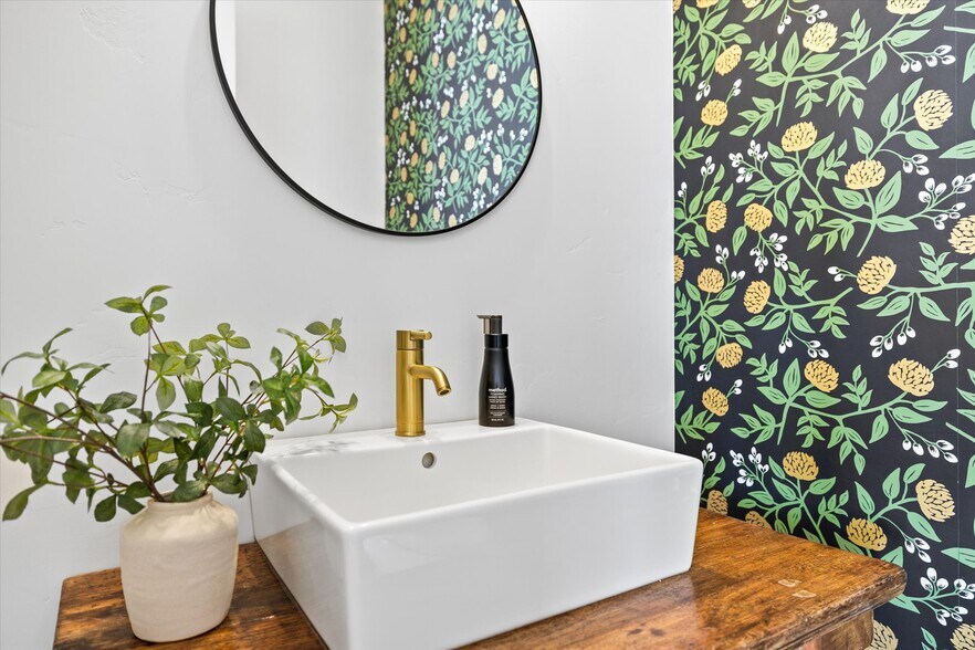 Building Photo - 614 N Avenue H Ave