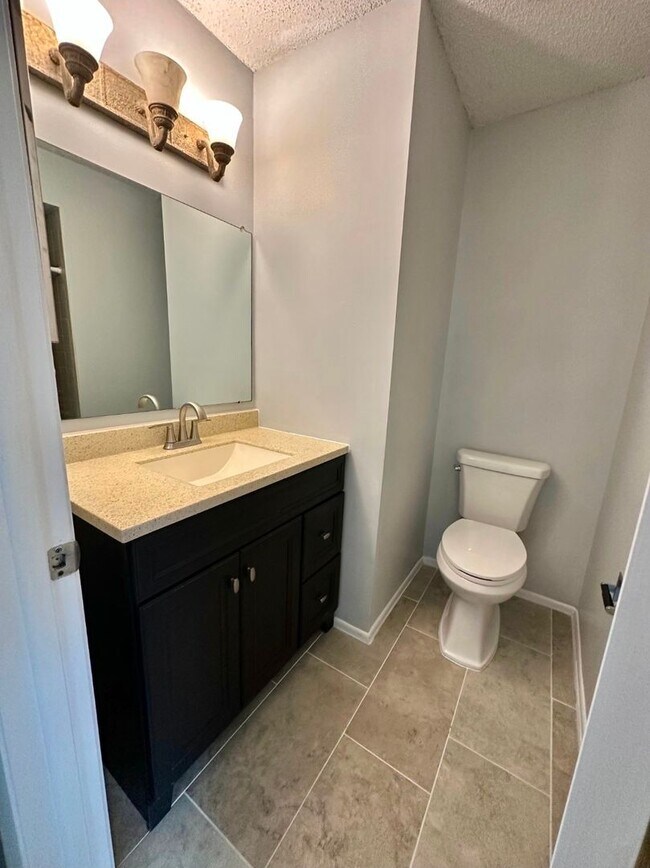 Building Photo - 3 bedroom 2 bathroom house fully fenced in...