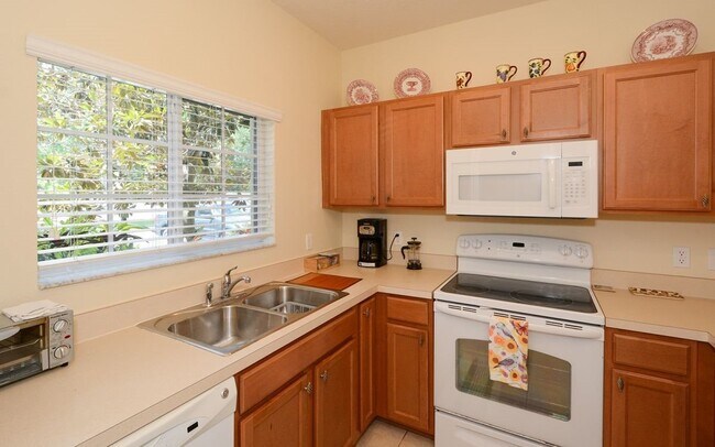 Building Photo - Lakeside Village Townhouse 2 Bedroom  2.5 Bath Available for Short-Term Rental