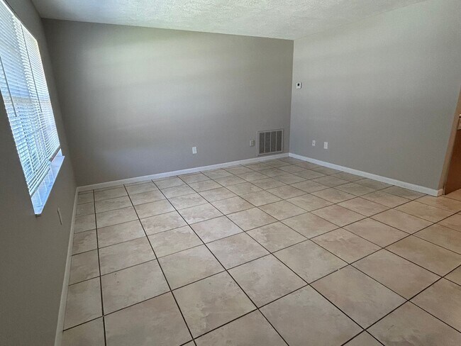 Building Photo - Nice 3/2/2 Home with fenced yard in Lecanto