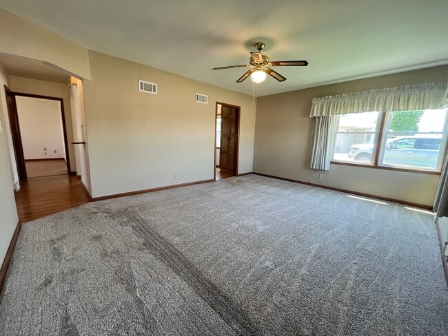 Building Photo - East Side 2 Bed/2 Bath w/ Bonus Room!