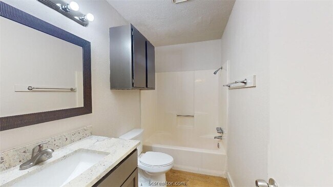 Building Photo - 725 Peppertree Dr