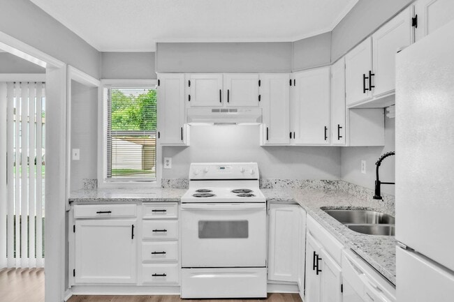 Building Photo - NEWLY RENOVATED 2- & 3-Bedroom Townhomes i...