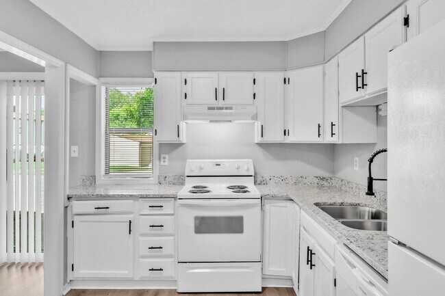 Building Photo - *NEWLY RENOVATED* 2 Bedroom Townhouse in D...