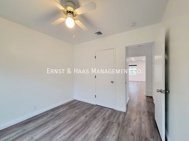 Building Photo - Beautifully Remodeled 3 Bedroom 2 Bath Lak...