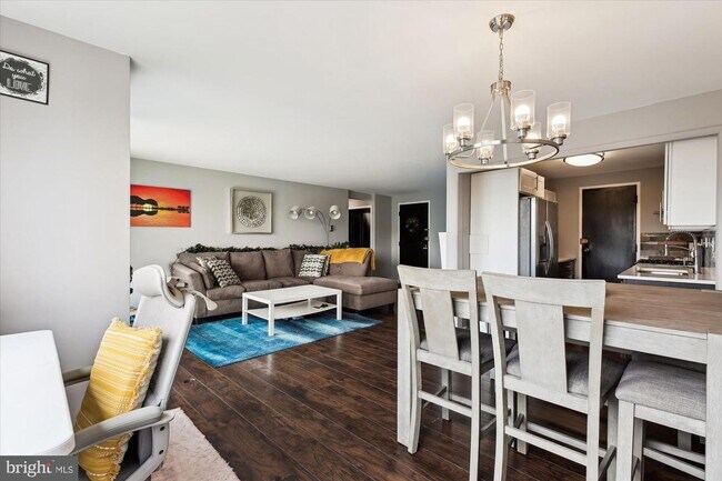 Building Photo - Renovated 2 bedroom, 1 bath with lots of natural light.