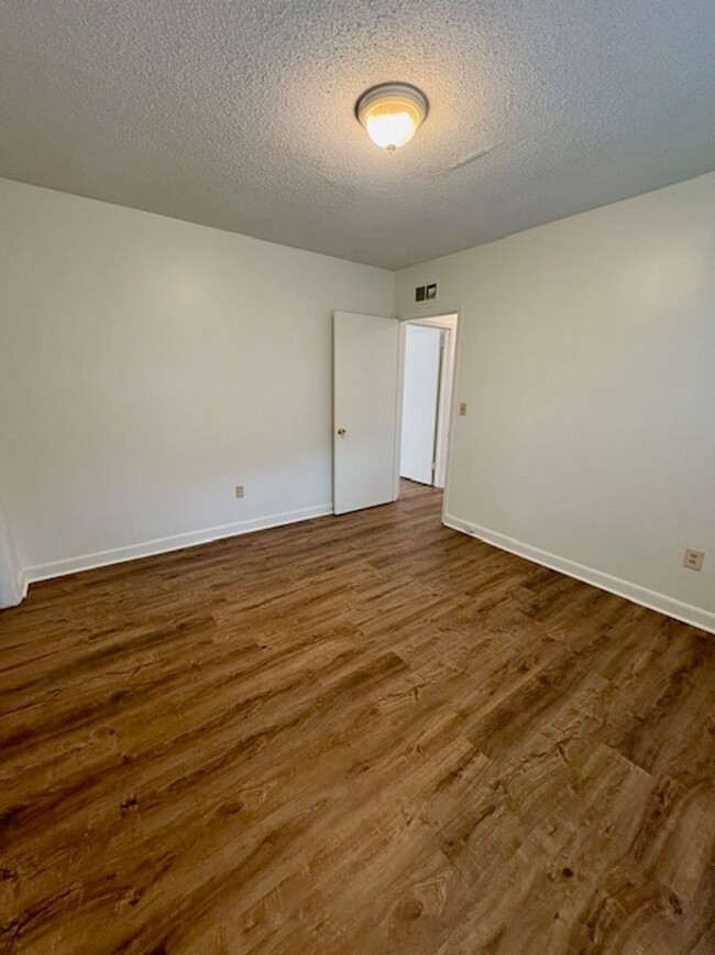 Building Photo - Conveniently Located Two Bedroom Townhome ...