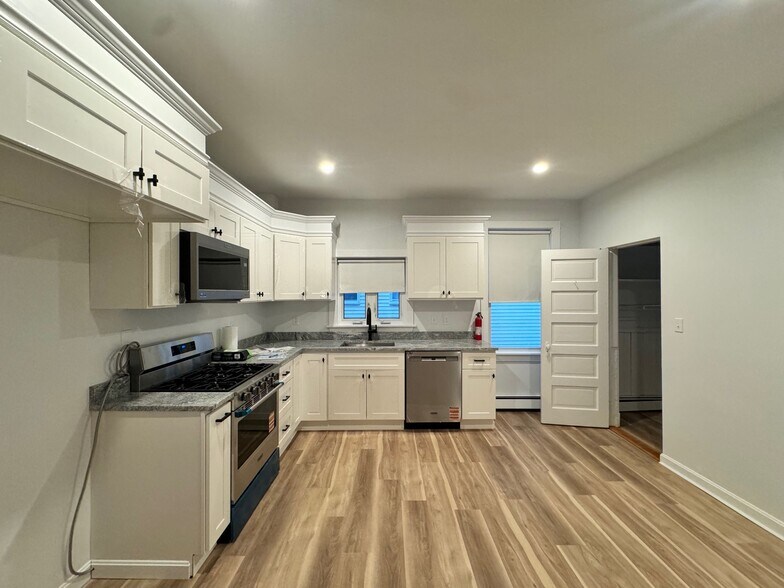 Building Photo - 136 Sharon St