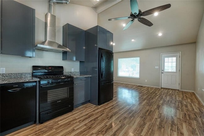 Building Photo - 2705 La Mesa Dr