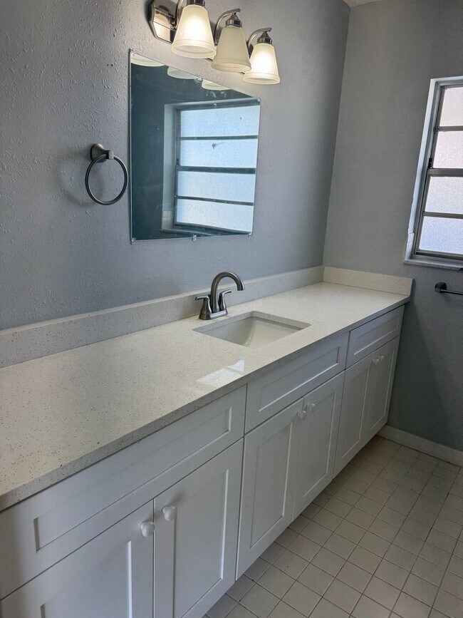 Building Photo - 2Br/1Ba With Golden Beach Access