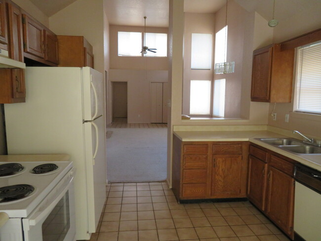 Building Photo - Clean 2 Bedroom 2 Bath Home