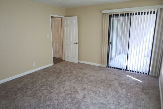 Building Photo - 2 Bedroom 1 Bathroom Centrally Located 1st Floor Condo in Gated Community!
