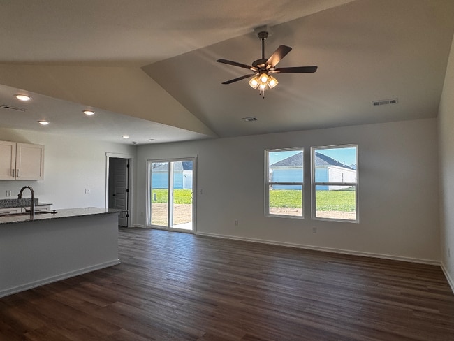 Building Photo - 935 N Labrador Ave