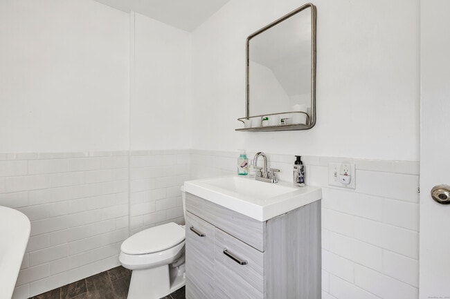 Building Photo - 124 Stiles St