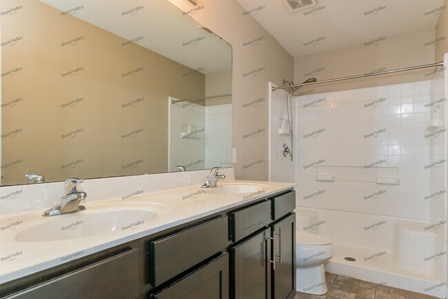 Building Photo - 319 Pecan Bluffs Dr
