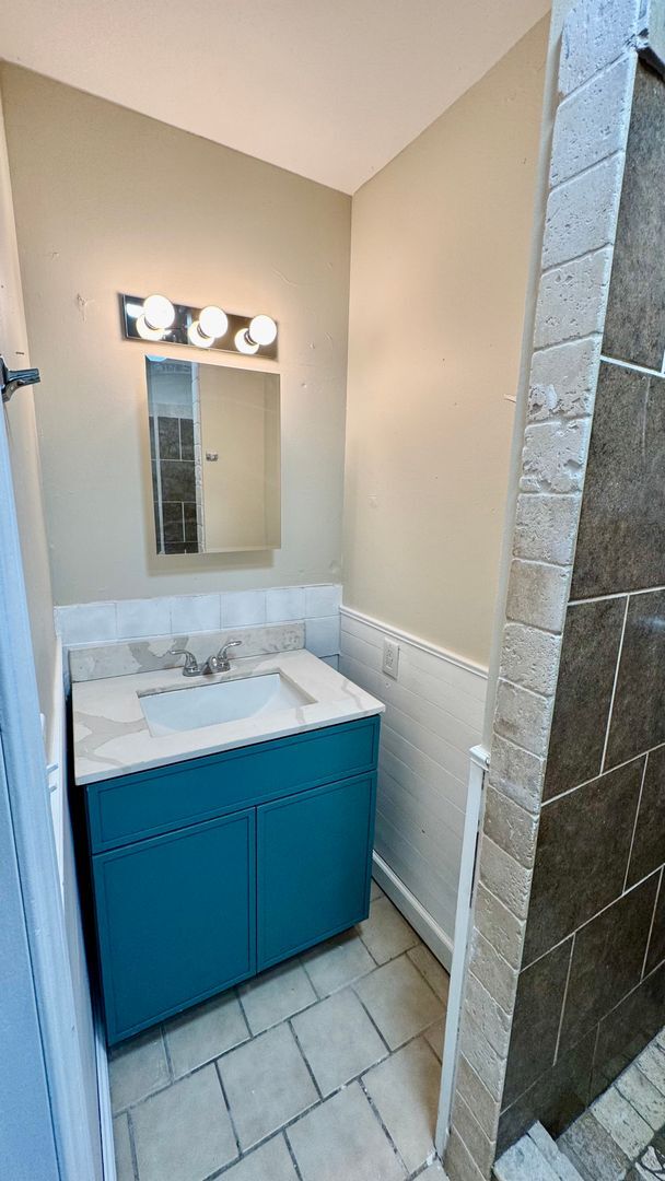 Building Photo - Spacious 3 Bedroom Home with Modern Updates & Shop