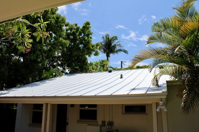 Building Photo - Fully Renovated 3/3 Northwood Home with Gu...