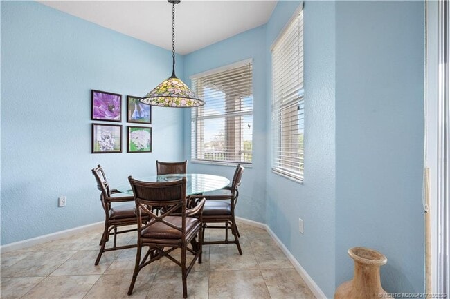 Building Photo - 691 SW Glen Crest Way